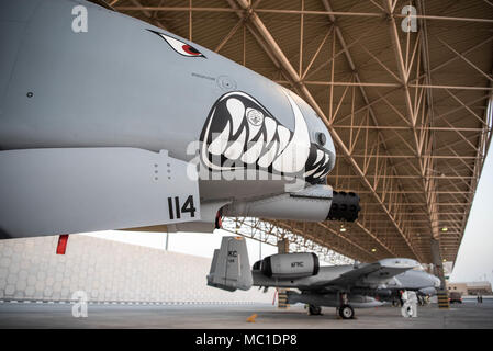 Die 303Rd Expeditionary Jagdgeschwader landete an der Al Udeid Air Base, Katar, auf dem Weg nach Kandahar Airfield Jan. 18, 2018. Us Air Forces Central Command neu ausgerichtet Airpower zu USFOR-A Combined-Joint Bereich von Operationen (CJOA) verstärkte Maßnahmen zur Unterstützung der entschlossenen Unterstützung der Mission und den Betrieb, die die Freiheit des Sentinel zu unterstützen. (U.S. Air National Guard Foto von Master Sgt. Phil Speck) Stockfoto