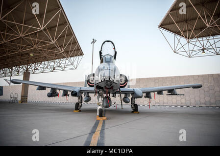 Die 303Rd Expeditionary Jagdgeschwader landete an der Al Udeid Air Base, Katar, auf dem Weg nach Kandahar Airfield Jan. 18, 2018. Us Air Forces Central Command neu ausgerichtet Airpower zu USFOR-A Combined-Joint Bereich von Operationen (CJOA) verstärkte Maßnahmen zur Unterstützung der entschlossenen Unterstützung der Mission und den Betrieb, die die Freiheit des Sentinel zu unterstützen. (U.S. Air National Guard Foto von Master Sgt. Phil Speck) Stockfoto