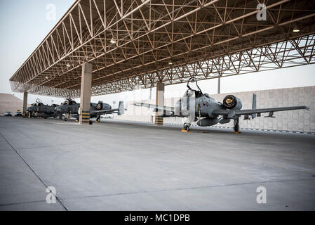 Die 303Rd Expeditionary Jagdgeschwader landete an der Al Udeid Air Base, Katar, auf dem Weg nach Kandahar Airfield Jan. 18, 2018. Us Air Forces Central Command neu ausgerichtet Airpower zu USFOR-A Combined-Joint Bereich von Operationen (CJOA) verstärkte Maßnahmen zur Unterstützung der entschlossenen Unterstützung der Mission und den Betrieb, die die Freiheit des Sentinel zu unterstützen. (U.S. Air National Guard Foto von Master Sgt. Phil Speck) Stockfoto