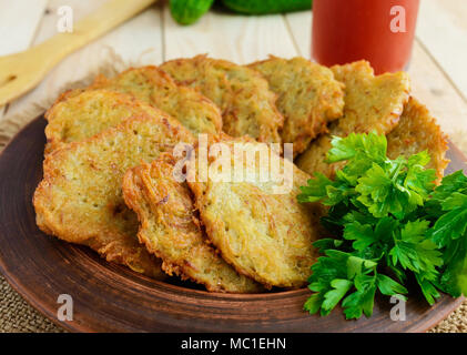 Dorf vegetarischer Pfannkuchen aus Kartoffeln in einem Ton Schüssel gemacht. Close-up. Stockfoto