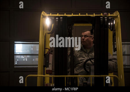 Tech. Sgt. Brian Taylor lädt eine Palette von Munition auf einen Traktor Anhänger an der 179th Airlift Wing zu der 200 RED HORSE Squadron, Camp Perry, Ohio, Jan. 18, 2018 zu transportieren. Die 179 AW Sicherheit Büro anwesend war für den Transport der Munition, um sicherzustellen, dass die Mitglieder mit der Politik und Richtlinien für die Gewährleistung der Sicherheit der Mitglieder während der Übertragung-konform sind. (U.S. Air National Guard Foto von 1 Leutnant Paul Stennet/Freigegeben) Stockfoto