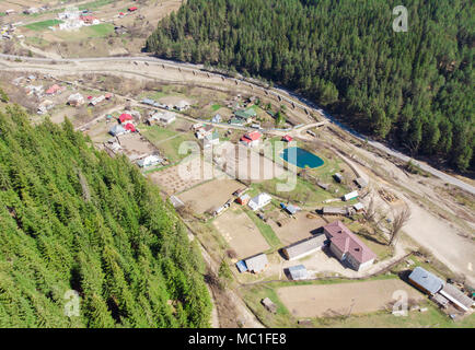 Luftaufnahme von Wald und Dorf im Hinterland von Petru Voda, Rumänien Stockfoto