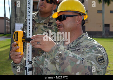 Sgt. Jose Garcia, eine Tischlerei und Mauerwerk Spezialist für die 561St Ingenieur Gesellschaft zugeordnet, 84th Engineer Battalion, 130 Engineer Brigade, 8 Theater Sustainment Command, benutzt einen Laser auf Schofield Baracke, Hawaii, am 23.01.2018. Die Ingenieure arbeiten, den Boden zu bereiten, damit der 25 Infanterie Division 3. Brigade Combat Team Bronco Memorial in der Nähe platziert werden können. (U.S. Armee Foto: Staff Sgt. Armando R. Limon, 3. Brigade Combat Team, 25 Infanterie Division). Stockfoto