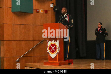 Command Sgt. Maj. Freddie Thompson IV, der Befehl Sergeant Major für 6 Battalion, 37th Field Artillery Regiment, 210Th Field Artillery Brigade, 2 Infanterie Division/ROK-US kombinierte Teilung einer Rede während der Martin Luther King Jr. Einhaltung an der Casey Theater, Camp Casey, der Republik Korea, Jan. 11, 2018. Die Einhaltung wurde das Leben und die Errungenschaften von Dr. König Jr., wurde die sichtbarste Sprecher und Führer in der Bürgerrechtsbewegung von 1954 bis 1968 zu Ehren. (U.S. Armee Foto von Sgt. Michelle U. Blesam, 210Th FA BDE PAO) Stockfoto