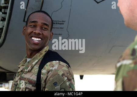 Us Air Force Senior Airman Reinaldo Braun, Gespräche mit Technischen Sgt. Nathan Smart, beide Ausleger-Betreiber die 340 Expeditionary Air Refuelling Squadron Loslösung 1 zugewiesen, vor der Durchführung einer Betankung mission auf Kandahar Air Field, Afghanistan, 23.01.2018. Einen Boom Operator ist ein aircrew Mitglied an Bord einer Betankung von Flugzeugen verantwortlich für die sichere und effektive tanken andere Flugzeuge während des Fluges. (U.S. Air Force Foto von Tech. Sgt. Paul Labbe) Stockfoto