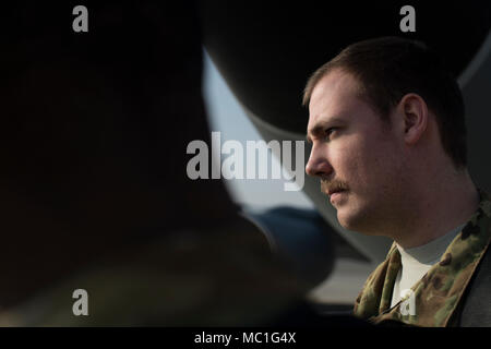 Us Air Force Technische Sgt. Nathan Smart, ein Boom operator Zum 340. Expeditionary Air Refuelling Squadron Abteilung 1 beteiligt sich an einem Pre-flight Briefing vor dem Tanken mission auf Kandahar Air Field, Afghanistan, 23.01.2018. Einen Boom Operator ist ein aircrew Mitglied an Bord einer Betankung von Flugzeugen verantwortlich für die sichere und effektive tanken andere Flugzeuge während des Fluges. (U.S. Air Force Foto von Tech. Sgt. Paul Labbe) Stockfoto