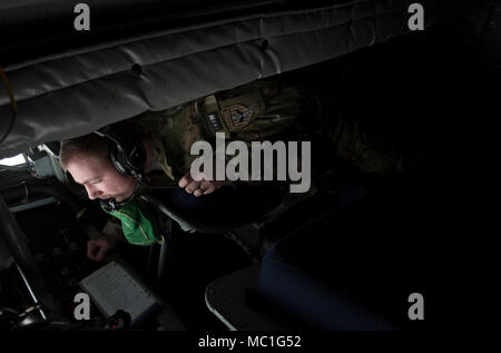 Us Air Force Technische Sgt. Nathan Smart, ein Boom operator Zum 340. Expeditionary Air Refuelling Squadron Loslösung 1 prüft die Boom pod Bereich vor der Durchführung einer Betankung mission auf Kandahar Air Field, Afghanistan, 23.01.2018. Einen Boom Operator ist ein aircrew Mitglied an Bord einer Betankung von Flugzeugen verantwortlich für die sichere und effektive tanken andere Flugzeuge während des Fluges. (U.S. Air Force Foto von Tech. Sgt. Paul Labbe) Stockfoto