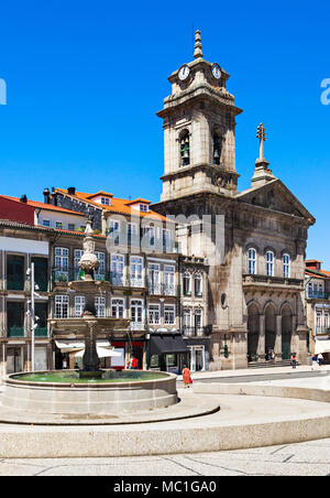 Toural Square (Largo do Toural) ist eine der zentralen und wichtigen Plätzen in Guimaraes, Portugal Stockfoto