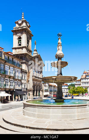 Toural Square (Largo do Toural) ist eine der zentralen und wichtigen Plätzen in Guimaraes, Portugal Stockfoto