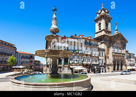 GUIMARAES, PORTUGAL - 11. Juli: toural Square (Largo do Toural) ist eine der zentralen und wichtigen Plätzen am 11. Juli 2014 in Guimaraes, Portug Stockfoto