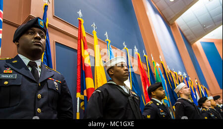 FORT BELVOIR, VA.-- (12. Januar 2018) - - Team Mitglieder aus der ganzen Region des Belvoir Krankenhaus Befehl Senior Leader Übertragung der Autorität Zeremonie Zeugnis auf Thurman Halle 12. Januar 2018. In den wahren Geist der Multi Service Organisation, Command Sgt. Maj. Michael Howard verzichtet Behörde Command Sgt. Große Stephen Moreno während einer Zeremonie Verschmelzung Traditionen aus aller Dienstleistungen in eine einzigartige, unvergessliche Veranstaltung. Das Belvoir Hospital ist ein 120-Betten, 1,3 Millionen Quadratmeter großen militärischen Gemeinschaft Krankenhaus, das eine Bevölkerung von 250.000 Mitarbeiter mit über 100,0 Stockfoto