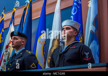 FORT BELVOIR, VA.-- (12. Januar 2018) - - Team Mitglieder aus der ganzen Region des Belvoir Krankenhaus Befehl Senior Leader Übertragung der Autorität Zeremonie Zeugnis auf Thurman Halle 12. Januar 2018. In den wahren Geist der Multi Service Organisation, Command Sgt. Maj. Michael Howard verzichtet Behörde Command Sgt. Große Stephen Moreno während einer Zeremonie Verschmelzung Traditionen aus aller Dienstleistungen in eine einzigartige, unvergessliche Veranstaltung. Das Belvoir Hospital ist ein 120-Betten, 1,3 Millionen Quadratmeter großen militärischen Gemeinschaft Krankenhaus, das eine Bevölkerung von 250.000 Mitarbeiter mit über 100,0 Stockfoto