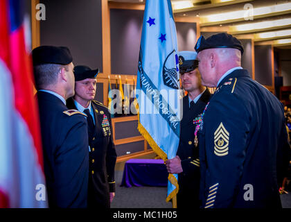 FORT BELVOIR, VA.-- (12. Januar 2018) - - Team Mitglieder aus der ganzen Region des Belvoir Krankenhaus Befehl Senior Leader Übertragung der Autorität Zeremonie Zeugnis auf Thurman Halle 12. Januar 2018. In den wahren Geist der Multi Service Organisation, Command Sgt. Maj. Michael Howard verzichtet Behörde Command Sgt. Große Stephen Moreno während einer Zeremonie Verschmelzung Traditionen aus aller Dienstleistungen in eine einzigartige, unvergessliche Veranstaltung. Das Belvoir Hospital ist ein 120-Betten, 1,3 Millionen Quadratmeter großen militärischen Gemeinschaft Krankenhaus, das eine Bevölkerung von 250.000 Mitarbeiter mit über 100,0 Stockfoto