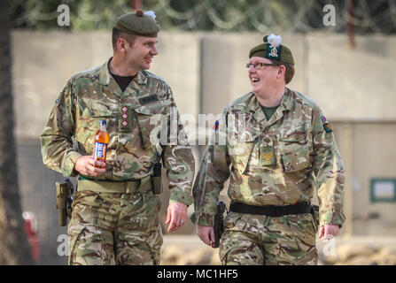 Britische Armee Cpt. Scott Shaw und Sgt. Diane Stuart Der Royal Highland Fusiliers, 2.Bataillon, das königliche Regiment von Schottland (2 SCOTS), eingesetzt zur Unterstützung von Combined Joint Forces Land Component Command-Betrieb Zugehörig zu lösen, bereiten Burns Night in Bagdad, Irak, Jan. 24, 2018 zu feiern. Burns Night wird jährlich in Schottland gefeiert und erinnert an das Leben der Barde (Dichter) Robert Burns, der am 25. Januar 1759 geboren wurde. CJFLCC - OIR, eine Koalition von 23 regionalen und internationalen Heiden, die sich zusammengetan haben, um gemeinsam die Kräfte ISIS im Irak zu besiegen St wiederherstellen Stockfoto