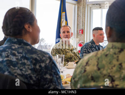 JACKSONVILLE, Fla. (Jan. 24, 2018) Master Chief Petty Officer der Marine (MCPON) Steven S. Giordano spricht mit Segler im Club des Chief Petty Officer an Bord der Naval Station Mayport. Giordano met mit Segler des Jahres selectees, eine Diskussion über die Bereitschaft und die Entwicklung der US-Marine zu haben. (U.S. Marine Foto von Mass Communication Specialist 3. Klasse Kristopher S. Haley/Freigegeben) Stockfoto