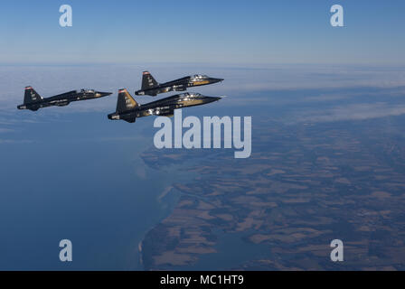 Piloten, die 71St Fighter Training Squadron und der 192Nd Fighter Wing fliegen T-38 Talons über den Atlantik, Jan. 24, 2018 zugeordnet. Die zwei-sitzigen Jet hat eine Höchstgeschwindigkeit von 858 Kilometer pro Stunde. Als erste supersonic Trainer der Welt, der T-38 erste flog im Jahre 1959 und bis zum heutigen Tag verwendet werden. (U.S. Air Force Foto: Staff Sgt. Carlin Leslie) Stockfoto