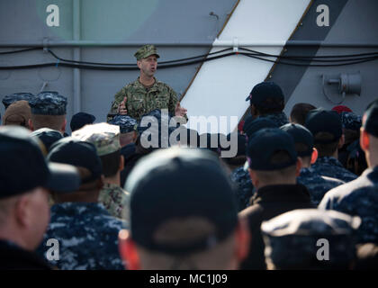 MAYPORT, Fla. (Jan. 24, 2018) Leiter der Marineoperationen Adm. John M. Richardson spricht mit Matrosen und Marines zu Befehlen zugeordnet auf der Naval Station Mayport während alles - Hände Anruf an Bord der Amphibisches Schiff USS Iwo Jima (LHD7). Während des Anrufs, Richardson und der Master Chief Petty Officer der Marine Steven S. Giordano diskutiert Iwo Jima's upcoming Bereitstellung und beantwortete Fragen zu Themen wie Förderung, Uniformen, Bereitschaft an Bord der gesamten Flotte, und der Matrose 2025. (U.S. Marine Foto von Mass Communication Specialist 2. Klasse Andrew Murray/Freigegeben) Stockfoto