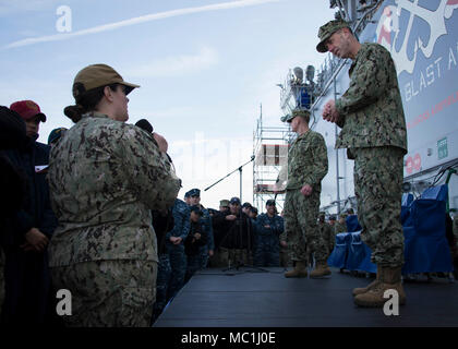 MAYPORT, Fla. (Jan. 24, 2018) Leiter der Marineoperationen Adm. John M. Richardson hört auf die Frage eines Sailor während alles - Hände Anruf an Bord der Amphibisches Schiff USS Iwo Jima (LHD7). Während des Anrufs, Richardson und der Master Chief Petty Officer der Marine Steven S. Giordano diskutiert Iwo Jima's upcoming Bereitstellung und beantwortete Fragen zu Themen wie Förderung, Uniformen, Bereitschaft an Bord der gesamten Flotte, und der Matrose 2025. (U.S. Marine Foto von Mass Communication Specialist 2. Klasse Andrew Murray/Freigegeben) Stockfoto