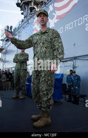 MAYPORT, Fla. (Jan. 24, 2018) Leiter der Marineoperationen Adm. John M. Richardson spricht mit Matrosen und Marines zu Befehlen zugeordnet auf der Naval Station Mayport während alles - Hände Anruf an Bord der Amphibisches Schiff USS Iwo Jima (LHD7). Während des Anrufs, Richardson und der Master Chief Petty Officer der Marine Steven S. Giordano diskutiert Iwo Jima's upcoming Bereitstellung und beantwortete Fragen zu Themen wie Förderung, Uniformen, Bereitschaft an Bord der gesamten Flotte, und der Matrose 2025. (U.S. Marine Foto von Mass Communication Specialist 2. Klasse Andrew Murray/Freigegeben) Stockfoto