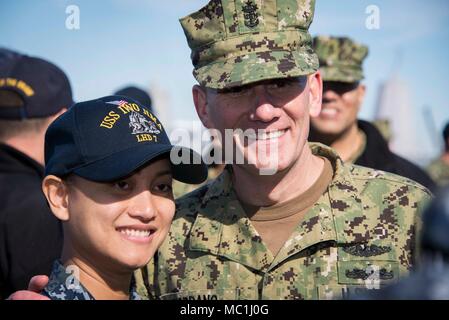 MAYPORT, Fla. (Jan. 24, 2018) Master Chief Petty Officer der Marine Steven S. Giordano nimmt ein Bild mit einem Sailor nach einem alle Hände Anruf an Bord der Amphibisches Schiff USS Iwo Jima (LHD7). Während des Anrufs, Giordano und Leiter der Marineoperationen Adm. John M. Richardson diskutiert Iwo Jima's upcoming Bereitstellung und beantwortete Fragen zu Themen wie Förderung, Uniformen, Bereitschaft an Bord der gesamten Flotte, und der Matrose 2025. (U.S. Marine Foto von Mass Communication Specialist 2. Klasse Andrew Murray/Freigegeben) Stockfoto