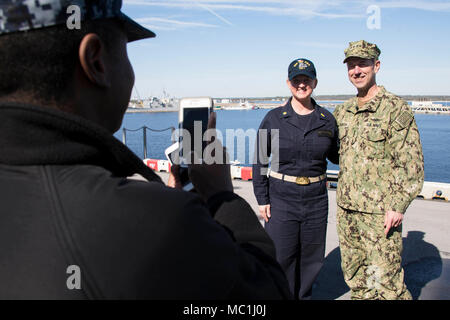 MAYPORT, Fla. (Jan. 24, 2018) Leiter der Marineoperationen Adm. John M. Richardson nimmt ein Bild mit Lt.Cmdr. Michelle M. Mayer nach einem alle Hände Anruf an Bord der Amphibisches Schiff USS Iwo Jima (LHD7). Während des Anrufs, Richardson und der Master Chief Petty Officer der Marine Steven S. Giordano diskutiert Iwo Jima's upcoming Bereitstellung und beantwortete Fragen zu Themen wie Förderung, Uniformen, Bereitschaft an Bord der gesamten Flotte, und der Matrose 2025. (U.S. Marine Foto von Mass Communication Specialist 2. Klasse Andrew Murray/Freigegeben) Stockfoto