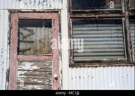 Ein verlassenes Gebäude aus Holz und Wellblech sitzt in einem Zustand des Verfalls. Stockfoto