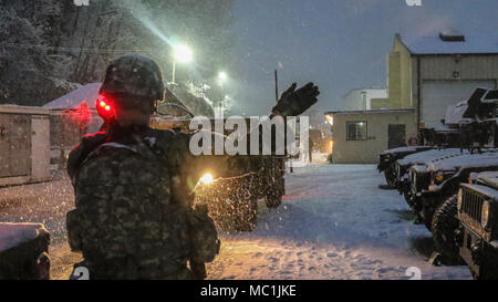 Kapitän Jonathan D. Thompson, US-Armee Soldaten mit Hauptsitz und Sitz Batterie, 210Th Field Artillery Brigade zugeordnet, 2 Infanterie Division ROK/US kombinierte Division, Boden führt ein M 1151 Armament Carrier im HHB Elektromotor-pool im Camp Casey, der Republik Korea, Jan. 22, 2018. HHB, 210Th FA BDE durchgeführt Wartung des Fahrzeugs das Fahrzeug und Personal Bereitschaft zu gewährleisten. (U.S. Armee Foto von Sgt. Michelle U. Blesam, 210Th FA BDE PAO) Stockfoto