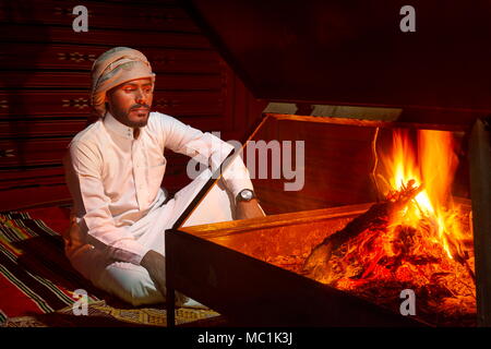 Portrait von Beduinen junger Mann, Wadi Rum Wüste, Jordanien Stockfoto