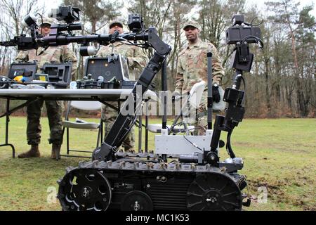 Spc. Jonathan Boyden, rechts, der 773Rd zivilen Support Team der Talon IV Umfrage Roboter während CBRN-Ausbildung bei Breitenwald Training Area in der Nähe von Landstuhl, Deutschland demonstrieren. Die aktiven - Aufgabe 39 Transport Bataillon mit chemischen, biologischen, nuklearen und radiologischen Gefahren mit 773Rd Zivil der Armee finden Support Team ausgebildet. Stockfoto