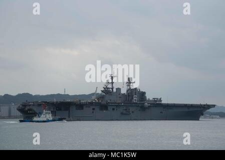 180123-N-IO 414-014 SASEBO, Japan (Jan. 23, 2018) Die Amphibious Assault ship USS BONHOMME RICHARD (LHD6) fährt Commander, Flotte Aktivitäten Sasebo als Teil einer Naval Surface Kräfte - LED-zwei-tägigen Bereitschaft zum Meer Bewertung, untersucht, Antrieb, Navigation und Watch Team Kompetenz, das bescheinigt ein Schiff wie Bereitstellung bereit. Bonhomme Richard, Vorwärts- und Sasebo, Japan eingesetzt, dient eine schnelle Reaktionsfähigkeit im Falle eines regionalen Kontingenz oder Naturkatastrophe zur Verfügung zu stellen. (U.S. Marine Foto von Mass Communication Specialist 2. Klasse Jordanien Ducken/Freigegeben) Stockfoto