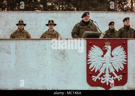 Oberst Diplomat Dariusz Parylak, Commander, 10 gepanzerte Kavallerie Brigade, eine Rede, die US-Soldaten aus der 5. Staffel, 4. Regiment, 2. gepanzerte Brigade Combat Team, 1.Infanterie Division, Erfolg im weiteren Service, während einer Abschiedszeremonie gehostet von 10. ACB in Swietoszow, Polen, 31.01.22, gehalten Abschied von der Squadron zu bieten, da sie ihre Operationen Übergang zu Grafenwöhr, Deutschland für geplante Ausbildung. (Polnisches Land Kräfte Foto von Pvt. Natalia Wawrzyniak) Stockfoto