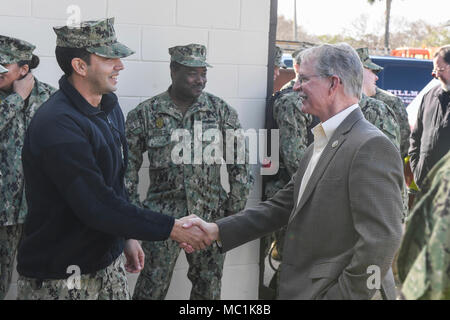 180124-N-TP 832-088 JACKSONVILLE, Fla. (Jan. 24, 2018) Senior Chief Master-at-Arms Javier Santiago Hände schüttelt mit dem Kongressabgeordneten John Rutherford, Florida's 4th congressional District, im Fire Station Naval Station Mayport. Rutherford met Mit Feuerwehrmann und Matrosen zugewiesen, um die Sicherheit zu Base, um ihnen zu danken für ihren Service und Ihre Gedanken auf, wie er diese am besten repräsentieren auf Kongress Fragen voranzutreiben sammeln kann. (U.S. Marine Foto von Mass Communication Specialist 2. Klasse Michael Lopez/Freigegeben) Stockfoto