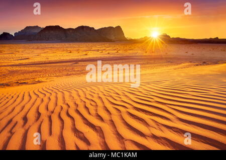 Sonnenuntergang in der Wüste Wadi Rum, Jordanien Stockfoto