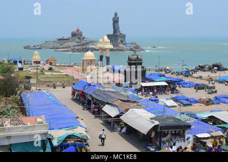 Blick auf die Statue Thiruvalluvar und das Swami Vivekananda Rock Memorial in Kanyakumari, Tamil Nadu, Indien Stockfoto