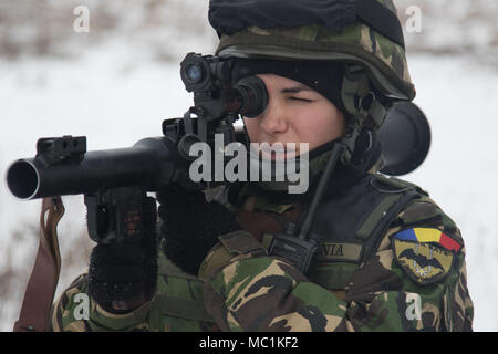 Ein rumänischer Soldat in die rumänische Armee Boden Base Air Defence Loslösung, schwarzen Fledermäusen zugeordnet, Brände eine Rakete Granate in einem Bereich in der Nähe der Bemowo Piskie, Polen, Jan. 24, 2018 angetrieben. Die einzigartige, multinationalen Battle Group, bestehend aus USA, Großbritannien, Kroatischen und Rumänische Soldaten dienen, die mit der polnischen 15 mechanisierte Brigade als Abschreckung Kraft im Nordosten Polens in der Unterstützung der NATO-Präsenz verstärkt nach vorne. (U.S. Armee Foto von SPC. Andrew McNeil/22 Mobile Public Affairs Abteilung) Stockfoto