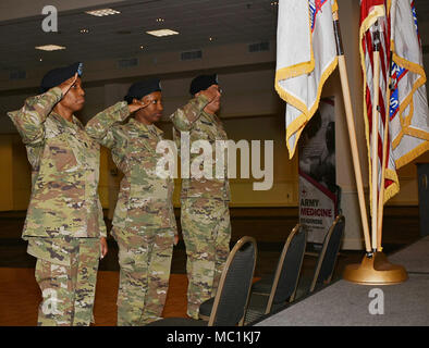 (V.l.n.r.) Befehl Sgt. Maj. Priscilla Davis, Maj Felisia Hibblerand Command Sgt. Maj. Jesse Castellano, alle mit 5 medizinischen Recruiting Battalion, Salute dem Spielen der Nationalhymne bei einem Wechsel der Verantwortung Zeremonie Jan. 19 im El Tropicano Riverwalk Hotel in der Innenstadt von San Antonio. Davis wird das Bataillon älterer Soldat Führer, während Castellano eingestellt ist der ältere, Soldat der U.S. Army Medical Recruiting Brigade in Fort Knox, Ky. Stockfoto