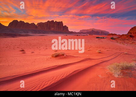 Wadi Rum Wüste bei Sonnenuntergang, Jordanien Stockfoto