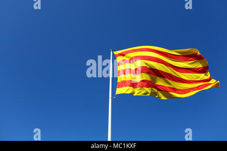 Die katalanische Flagge weht im Wind Stockfoto