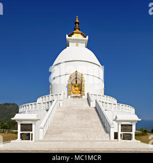 POKHARA, Nepal - Mai 12: World Peace Pagoda am 12. Mai 2012, Pokhara, Nepal. Entworfen, den Menschen zu helfen, ihre Suche nach Frieden in der Welt vereinen. Die meisten Pagoden Stockfoto