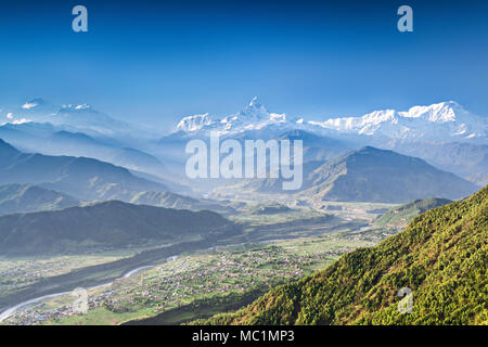 Sonnenaufgang im Himalaya, Ansicht von Sarangkot, Nepal Stockfoto