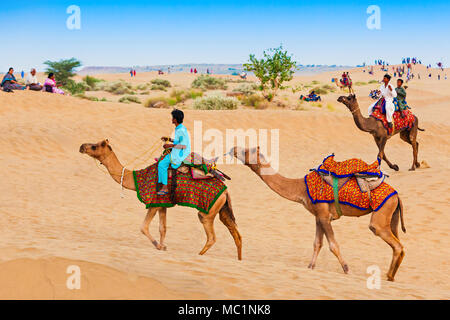 JAISALMER, INDIEN - 13. Oktober: Unidenfified Menschen und Kamele in der Wüste Thar am 13. Oktober 2013, Jaisalmer, Indien. Stockfoto