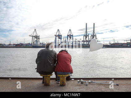 Senior paar Liebe treffen im Hamburger Hafen. Ältere Dame hält einen Ballon in Form eines Herzens. Hamburg, Deutschland, 11. März 2017 Stockfoto