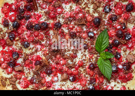 Süße Pizza mit Johannisbeeren, rote Johannisbeere, Minze und Schokolade, Nahaufnahme Stockfoto