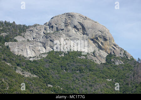 Moro Rock - einer Kuppelförmigen, Monolith aus Granit - in einer tagsüber, entfernte Ansicht angezeigt. Der Fels ist in der Mitte von Kalifornien Sequoia National Park. Stockfoto