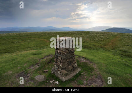 OS trig Point auf dem Gipfel des Kleinen Mell fiel, Nationalpark Lake District, Cumbria County, England, Großbritannien wenig Mell fiel ist einer der 214 Wainwrigh Stockfoto