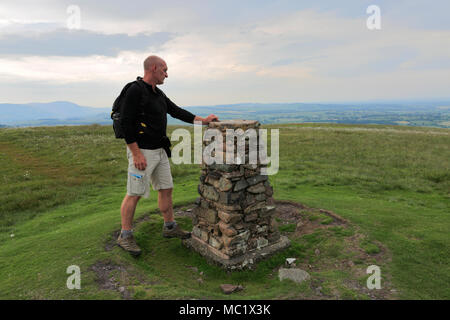 Wanderer auf dem Gipfel des Kleinen Mell fiel, Nationalpark Lake District, Cumbria County, England, Großbritannien wenig Mell fiel ist einer der 214 Wainwright Fells Stockfoto