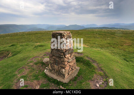 OS trig Point auf dem Gipfel des Kleinen Mell fiel, Nationalpark Lake District, Cumbria County, England, Großbritannien wenig Mell fiel ist einer der 214 Wainwrigh Stockfoto