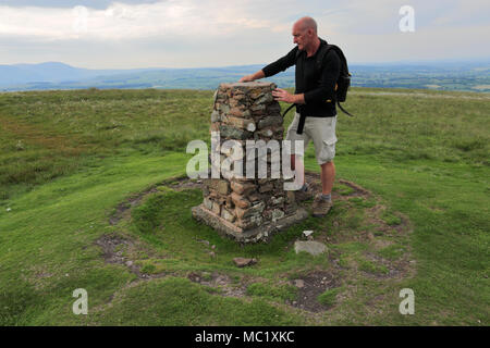 Wanderer auf dem Gipfel des Kleinen Mell fiel, Nationalpark Lake District, Cumbria County, England, Großbritannien wenig Mell fiel ist einer der 214 Wainwright Fells Stockfoto