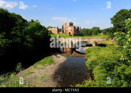 Ruinen des Brougham Castle, Fluss Eamont, in der Nähe von Penrith, Cumbria County, England, Großbritannien Stockfoto