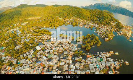 Luftaufnahme Coron Stadt mit Slums und Armenviertel. Palawan. Bu Stockfoto